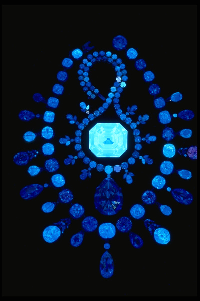 拿破侖鉆石項鏈與葡萄牙人鉆石的熒光效應