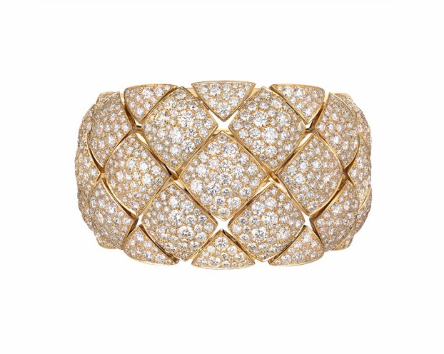香奈兒Signature 金質手鐲，by Chanel