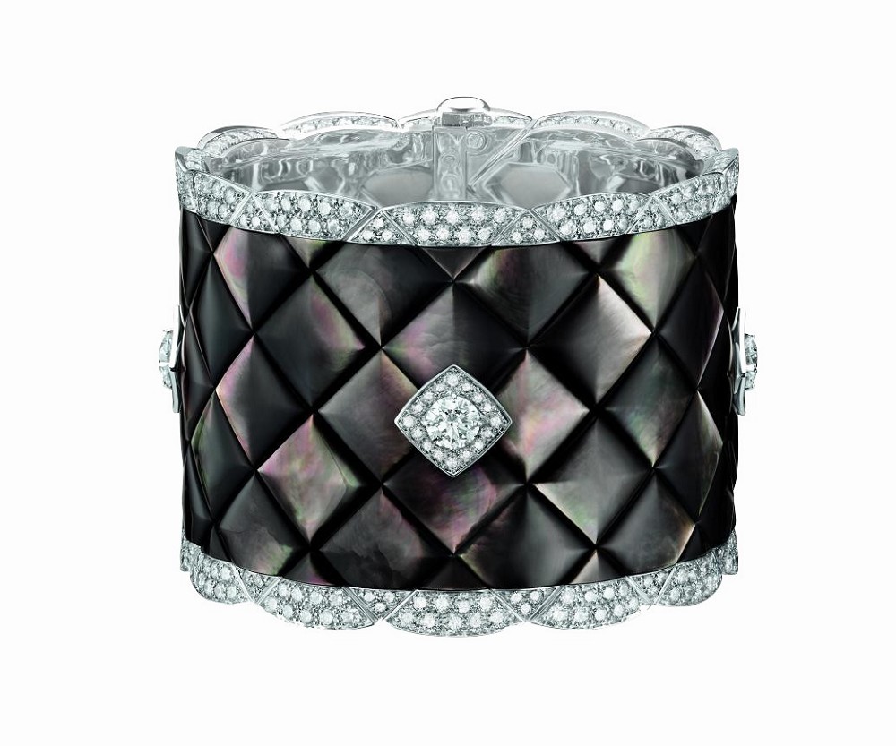 香奈兒Signature 白金手鐲，by Chanel
