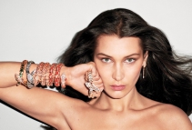 Bella Hadid 性感演繹牛仔與奢華珠寶的配搭