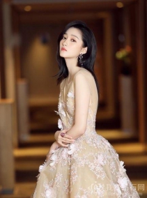 關曉彤佩戴蕭邦珠寶亮相星光大賞