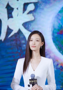 倪妮佩戴蒂芙尼鉆石珠寶出席電影發布會