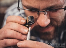 如何使用放大鏡檢查鉆石腰碼