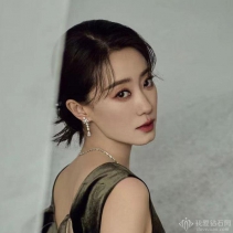 張小斐佩戴戴比爾斯珠寶展現端莊典雅國風之美